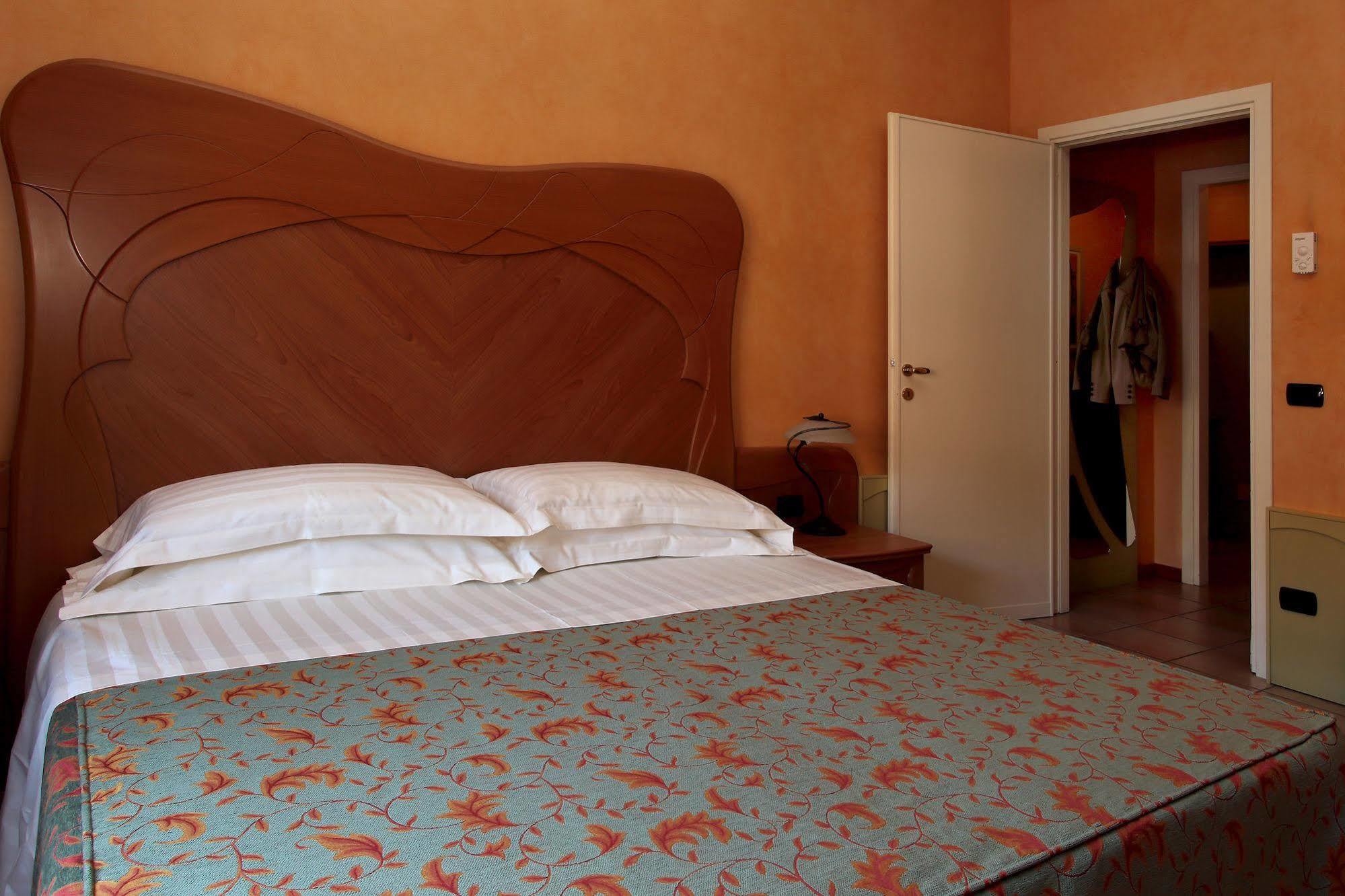 Residence Liberty Parma Bagian luar foto